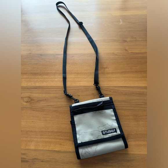 STUSSY CROSS BODY PASSPORT WINDOW WALLET/PURSE - Picture 4 of 6
